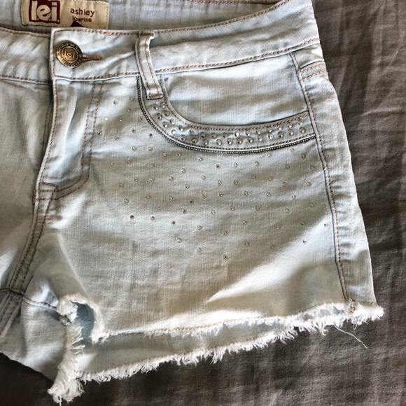 lei Pants - LEI Ashely Low Rise Embellished Light Wash Short 7